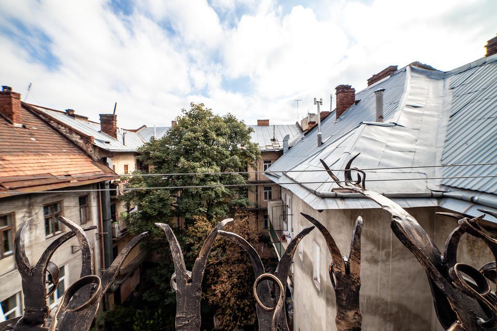 Park Plus Hostel Lviv Exteriör bild